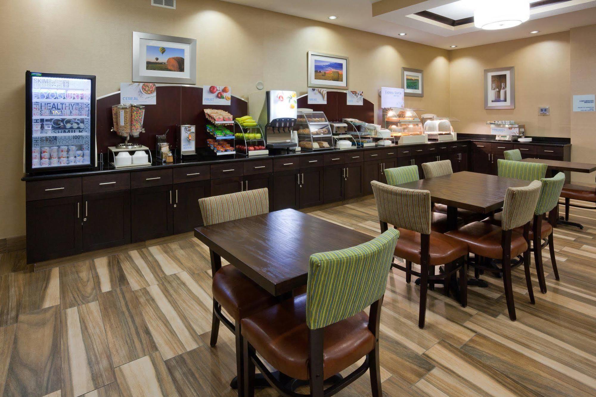 Holiday Inn Express & Suites Fort Dodge By Ihg Экстерьер фото
